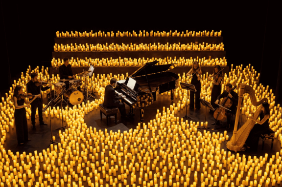 &Ocy;&rcy;&kcy;&iecy;&scy;&tcy;&rcy; &pcy;&rcy;&icy; &scy;&vcy;&iecy;&chcy;&acy;&khcy;&colon; &laquo;&Mcy;&ucy;&zcy;&ycy;&kcy;&acy; &lcy;&yucy;&bcy;&vcy;&icy;&raquo;&period; &Ucy;&fcy;&acy;