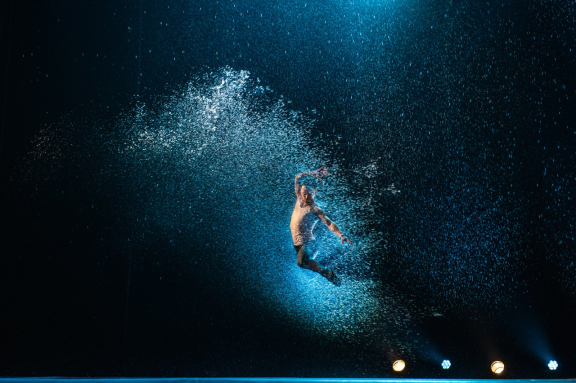 Шоу под дождем 3. Только для женщин